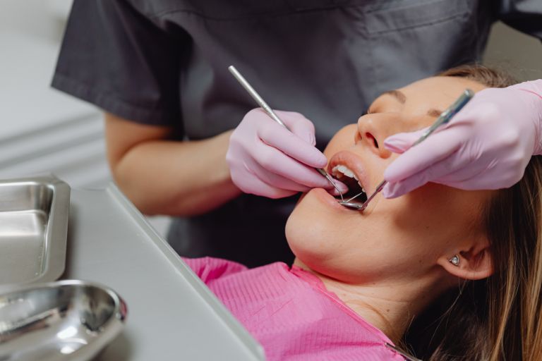 口臭対策には歯科検診がカギ