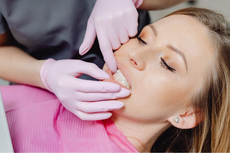 歯科医院でのホワイトニングがおすすめな理由